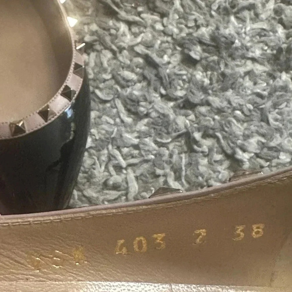 Authentic VALENTINO
Black/Nude Patent  Leather Rockstud Flats Size US 38 - Picture 8 of 12